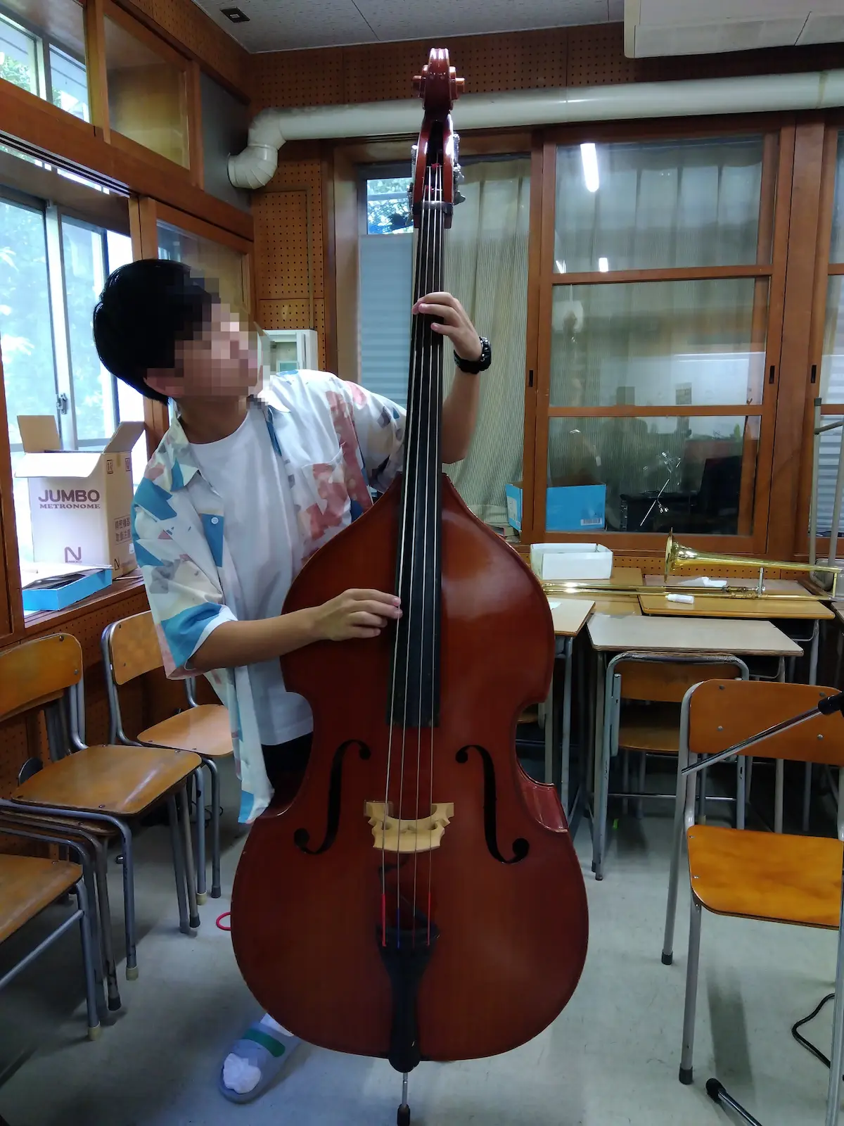 コントラバスを持つ人の写真